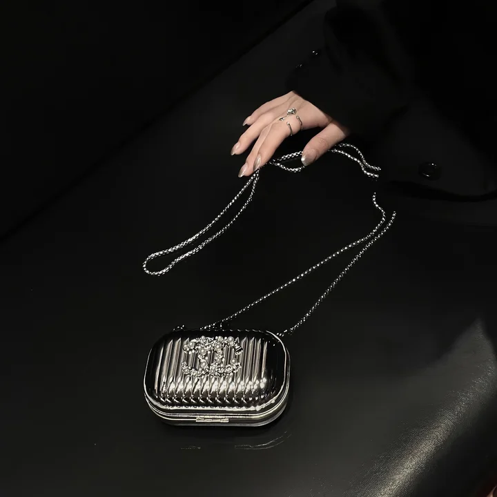  CHANEL AirPods 4 case