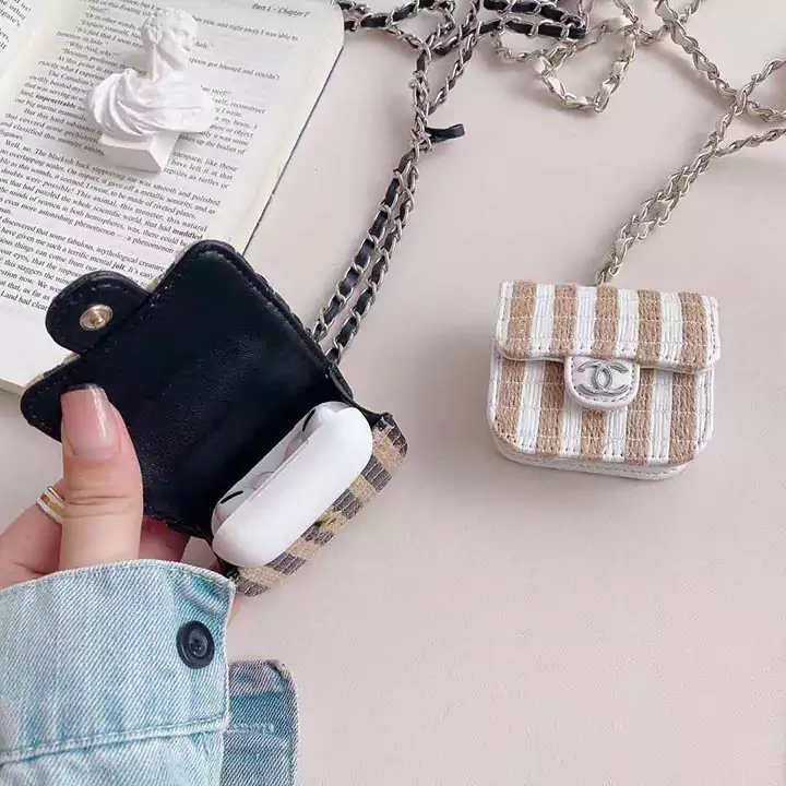  CHANEL AirPods Pro case
