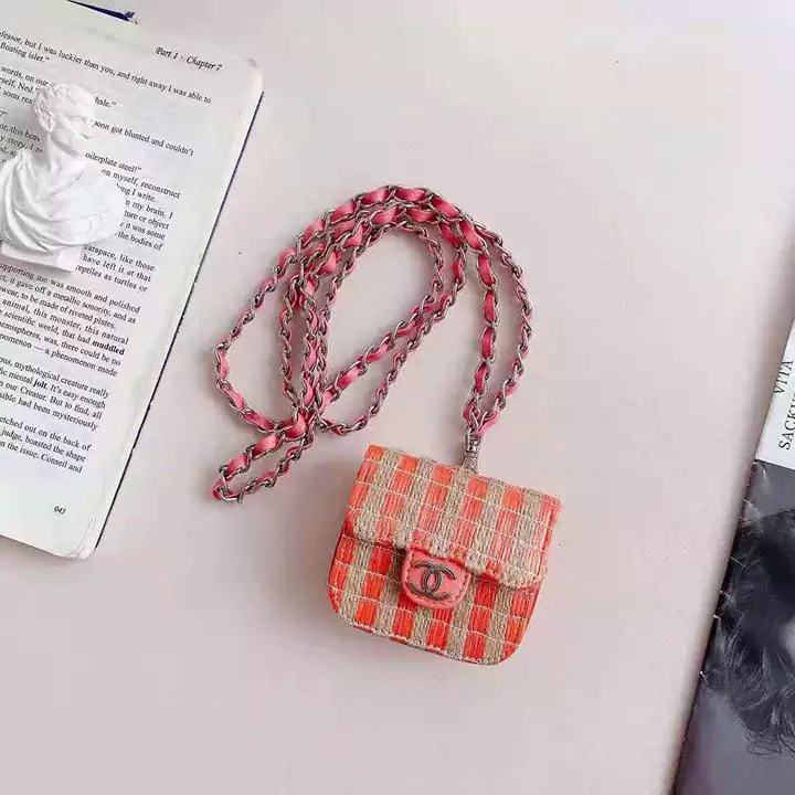  CHANEL AirPods Pro case